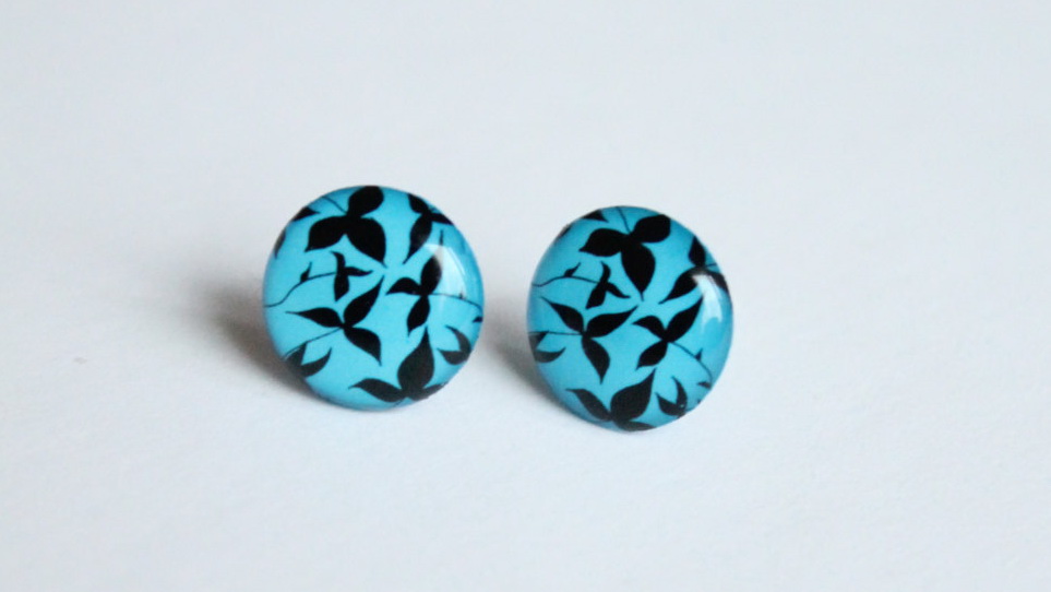 Nature and leaf patterns in this blue earring design